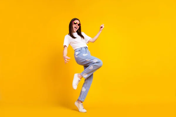 Foto sisi profil tubuh penuh gadis muda bersemangat senyum positif bermain gitar terisolasi dengan latar belakang warna kuning — Stok Foto