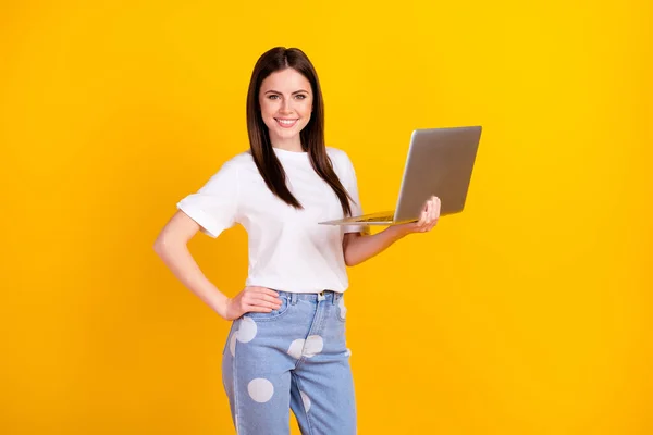 Φωτογραφία της νεαρής ελκυστική γυναίκα των επιχειρήσεων ευτυχής θετικό χαμόγελο κρατήσει φορητό υπολογιστή απομονωμένο πάνω από κίτρινο χρώμα φόντο — Φωτογραφία Αρχείου