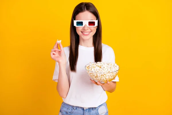 Фото молодой девушки счастливой позитивной улыбки носить 3D очки смотреть фильм едят попкорн изолированы на желтом фоне цвета — стоковое фото