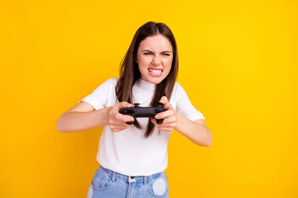 Zdjęcie młodej dziewczyny nieszczęśliwy grać w gry wideo joystick zły konkurencji izolowane na żółtym tle koloru — Zdjęcie stockowe