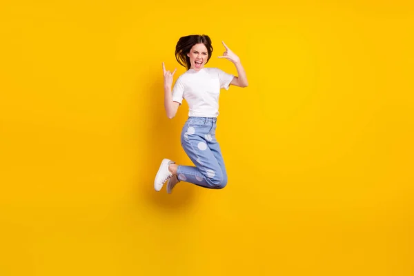긍정적 인 미소를 짓고 있는 젊은 소녀의 전체 프로필 사진 이 노란 배경 위로 분리 된 바위 표지판을 보여 주고 있다 — 스톡 사진