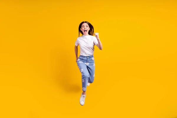Teljes test fotó fiatal lány boldog pozitív mosoly ugrás fel menni séta fuss elszigetelt sárga háttér — Stock Fotó