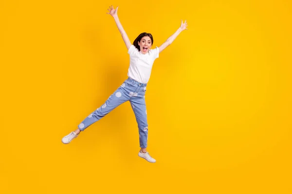 Πλήρης φωτογραφία του σώματος του νεαρού ενθουσιασμένοι κορίτσι ευτυχής θετικό χαμόγελο άλμα επάνω απομονωμένο πάνω από κίτρινο φόντο χρώμα — Φωτογραφία Αρχείου