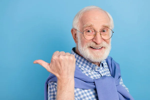 Foto de perfil de optimista viejo gris peinado hombre punto espacio vacío desgaste gafas camisa azul aislado sobre fondo de color pastel — Foto de Stock
