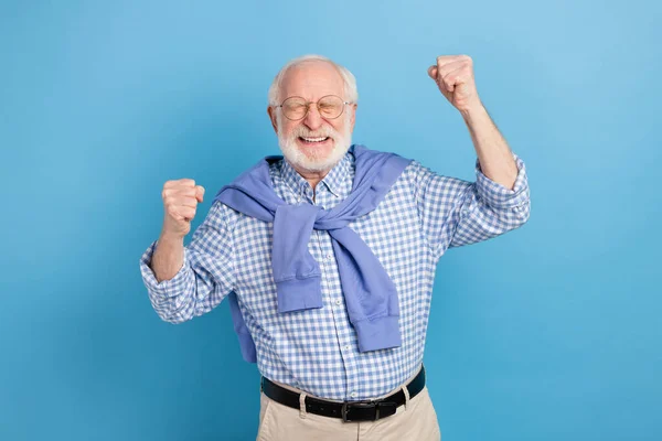 Foto de hooray velho penteado cinza homem mãos punhos usar óculos camisa azul isolado no fundo cor pastel — Fotografia de Stock