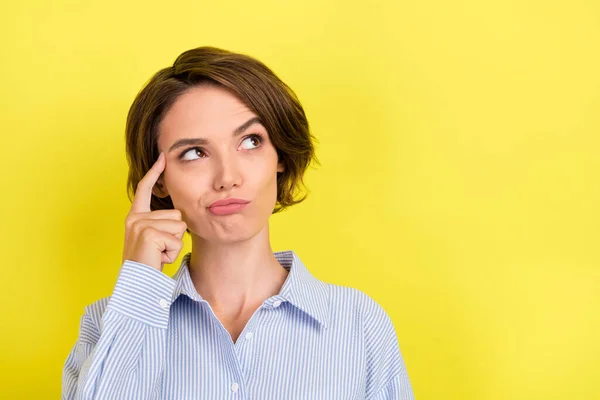 Foto van jonge aantrekkelijke vrouw vinger aanraking hoofd denken geheugen idee blik lege ruimte geïsoleerd over gele kleur achtergrond — Stockfoto