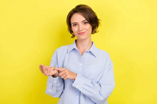 Photo de jeune femme d'affaires attrayante heureux sourire positif compter les doigts isolés sur fond de couleur jaune — Photo