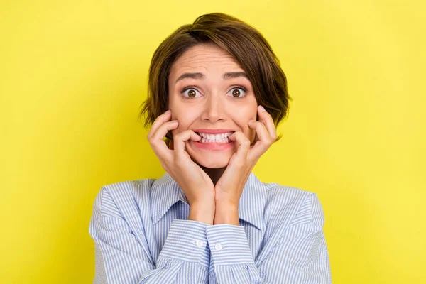 Dişleri ısıran genç bir kadının fotoğrafı. Endişeli bir sorun, sarı arka planda izole edilmiş. — Stok fotoğraf