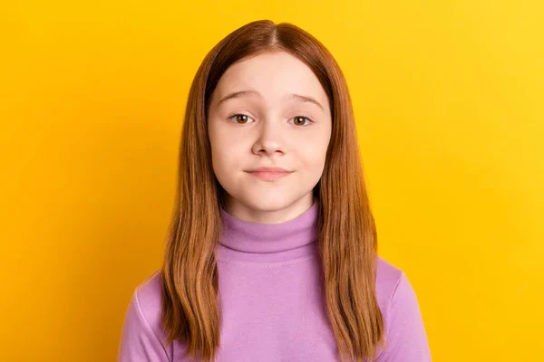 Retrato de cerca de una atractiva chica pelirroja con un jersey lila aislado sobre un fondo de color amarillo brillante — Foto de Stock