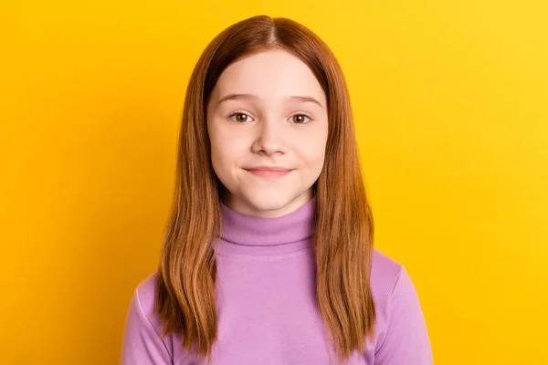 Retrato de cerca de niña atractiva pelirroja colegiala usando jersey lila aislado sobre fondo de color amarillo brillante — Foto de Stock