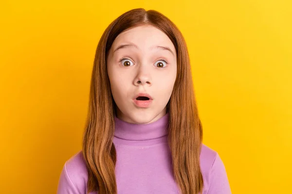 Foto de sorprendida sorprendida niña sorprendida mirando impresionada escuchar información inesperada aislada en el fondo de color amarillo —  Fotos de Stock