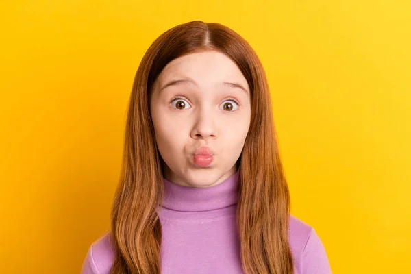 Retrato de cerca de atractiva chica pelirroja divertida enviando beso de aire aislado sobre fondo de color amarillo brillante —  Fotos de Stock