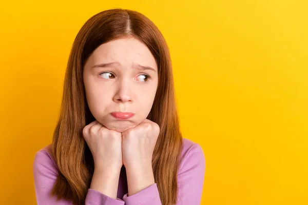 Foto de joven infeliz triste niña solitaria mirada copyspace llorando deprimido aislado sobre fondo de color amarillo — Foto de Stock