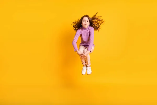 Foto de tamaño completo de funky divertida chica bonita saltando mantener la respiración engañando alrededor aislado en el fondo de color amarillo —  Fotos de Stock