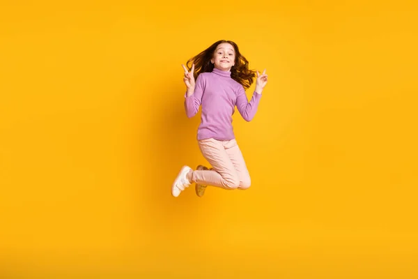 노란색 배경에 떼어 놓은 v-sign 을 보여 주는 명랑하고 명랑 한 소녀가 웃고 있는 행복 한 모습의 전체 사이즈 사진 — 스톡 사진