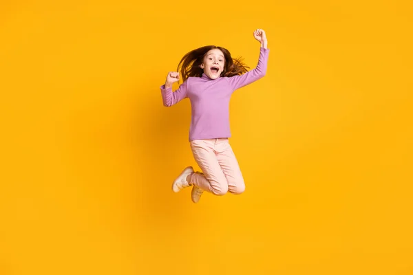 Повнометражний вигляд на тіло привабливої веселої дівчини, що стрибає з радістю, великий успіх ізольований на яскраво-жовтому кольоровому фоні — стокове фото