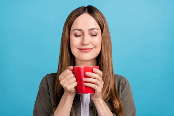 Foto de sonho mulher muito madura segurar as mãos xícara de cheiro de chá aroma desfrutar isolado no fundo de cor azul — Fotografia de Stock