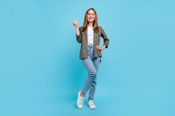 Foto de comprimento total da mulher madura positiva feliz fazer dedos v-sinal desfrutar isolado no fundo de cor azul — Fotografia de Stock