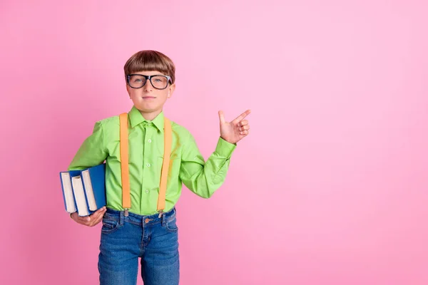 Foto de niño preadolescente dedo del dedo vacío espacio anuncio elección libro novela historia aislada sobre fondo de color rosa —  Fotos de Stock