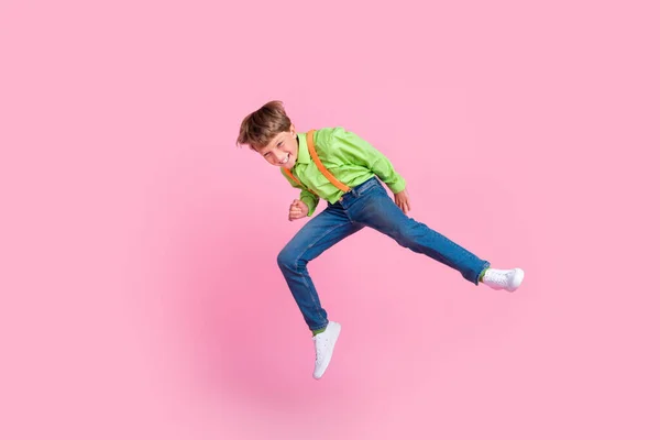 Volledige lichaamsomvang uitzicht van aantrekkelijke trendy funky jongen nerd springen gek geïsoleerd over roze pastel kleur achtergrond — Stockfoto
