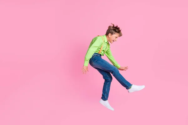 フル長さボディサイズビューの魅力的な明るいトレンディーなファンキーな男の子ジャンプダンスピンクパステルカラーの背景に孤立 — ストック写真