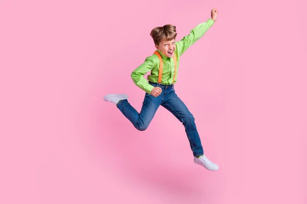 Pleine longueur vue de la taille du corps de joyeux garçon heureux et branché sautant réjouissant isolé sur fond de couleur pastel rose — Photo