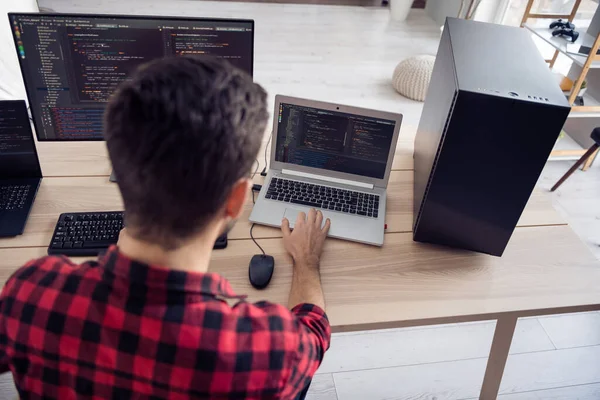 Hátsó gerinc nézet fotó a fiatal férfi munka számítógép írni kód rendszer biztonság beltéri irodai munkahely — Stock Fotó