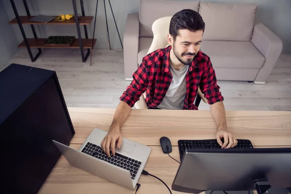 Foto van gelukkige aantrekkelijke jonge man kijken computer webdesigner goed humeur zitten bureau programmeur binnen kantoor — Stockfoto