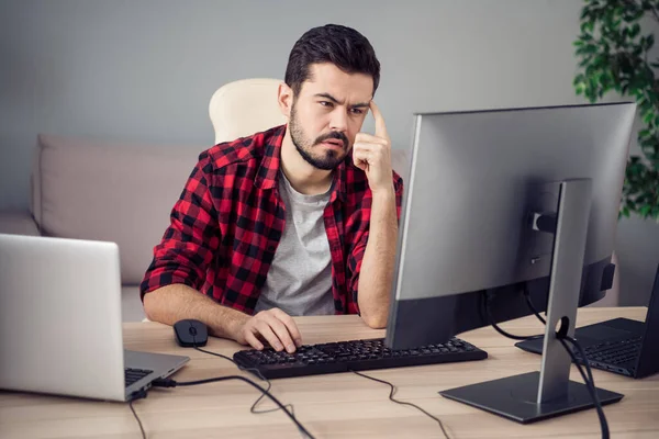 Zdjęcie nieszczęśliwego, zmęczonego, młodego człowieka programisty przeglądającego biuro zapisz komputer w pomieszczeniu biurowym — Zdjęcie stockowe