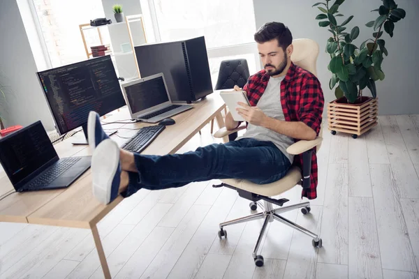 Foto a figura intera di serio giovane uomo sit desk scrivere programmatore notebook all'interno dell'ufficio — Foto Stock