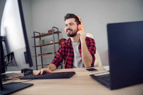Portret van aantrekkelijke trendy vrolijke gefocuste man die code e-mail script html schrijft op kantoor werkplek indoor — Stockfoto