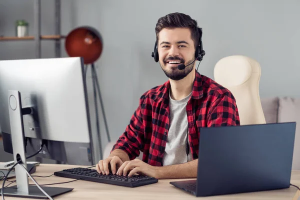 Portret van aantrekkelijke trendy ervaren vrolijke man die klantenservice biedt web check beveiliging op kantoor werkplek indoor — Stockfoto
