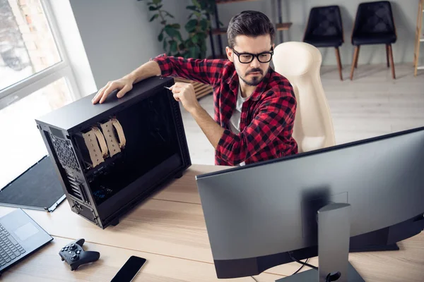 Alto angolo vista ritratto di bello esperto ragazzo di tendenza messa a fuoco riparazione dettaglio pc aggiornamento tecnico supporto al posto di lavoro ufficio postazione di lavoro coperta — Foto Stock