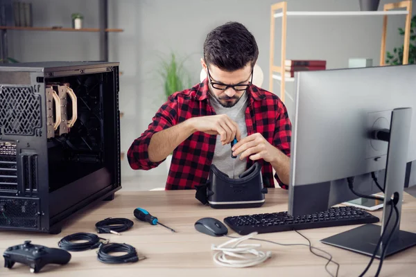 Portrait of attractive focused smart skilled guy fixing vr cyberspace guarantee at studio office work place station indoor — 图库照片