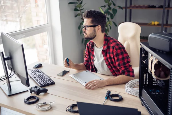 Profilo vista laterale ritratto di attraente esperto ragazzo concentrato riparazione dispositivo brainstorming in ufficio posto di lavoro stazione coperta — Foto Stock