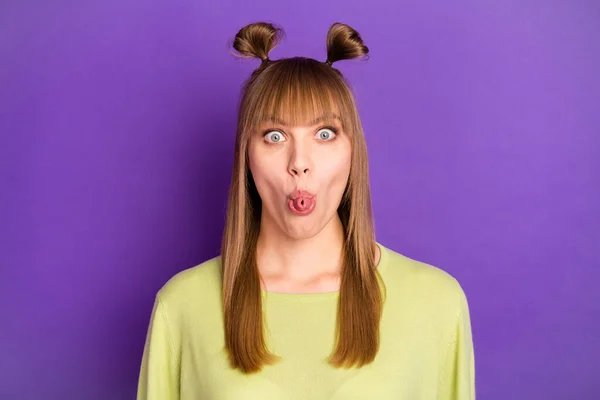 Foto di divertente funky giovane donna attraente fare faccia divertente buon umore isolato su sfondo di colore viola — Foto Stock