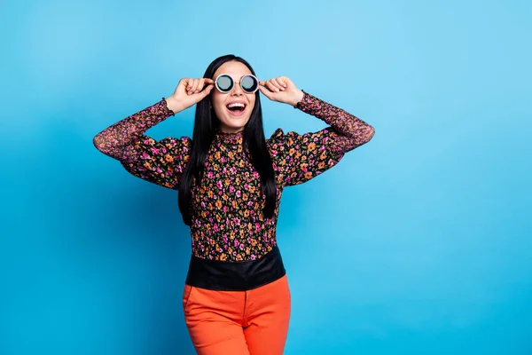 Foto Mujer Joven Emocionada Asombrada Mirada Espacio Vacío Desgaste Gafas —  Fotos de Stock