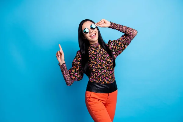 Foto Lady Dance Raise Finger Open Mouth Wear Vintage Specs —  Fotos de Stock