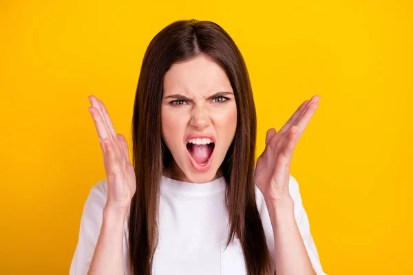 Φωτογραφία Από Νέους Τρελό Ουρλιάζοντας Θυμωμένος Έξαλλος Γυναίκα Φωνάζοντας Έχοντας — Φωτογραφία Αρχείου
