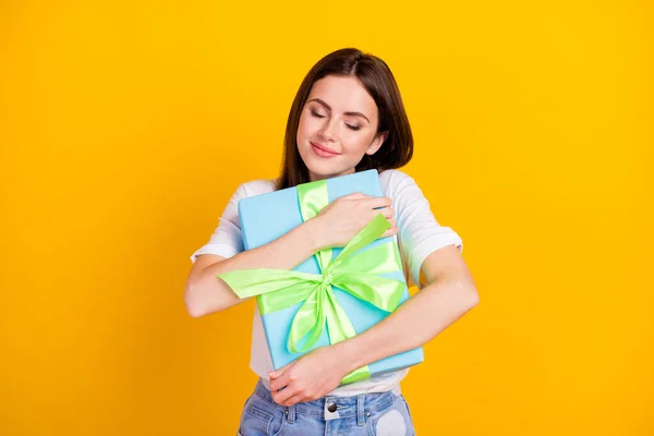 幸せの写真笑顔正かなり明るい女の子抱擁誕生日プレゼントを受け入れる孤立した黄色の色の背景 — ストック写真