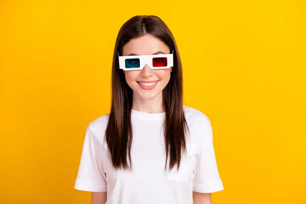 Foto von jungen Mädchen glücklich positives Lächeln tragen 3D-Brille Film sehen isoliert über gelben Farbhintergrund — Stockfoto