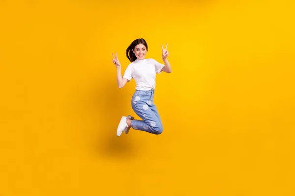 Perfil de corpo inteiro foto lateral da menina feliz sorriso positivo mostrar paz fresco v-sinal isolado sobre cor amarela fundo — Fotografia de Stock