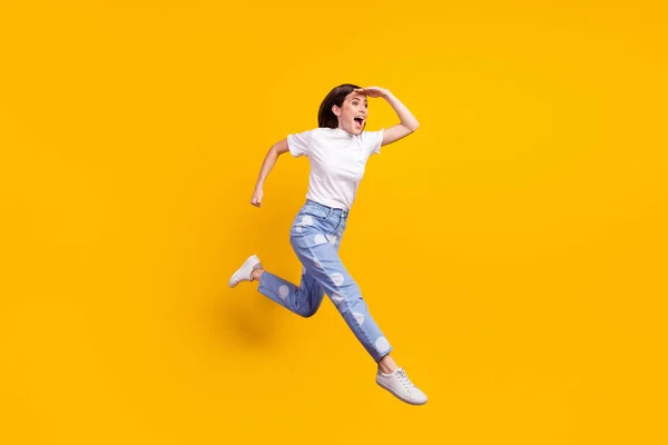 Πλήρες μέγεθος προφίλ πλευρά φωτογραφία του νεαρού κοριτσιού χαρούμενο θετικό χαμόγελο άλμα επάνω πάει τα πόδια τρέχει ματιά μπροστά απομονώνονται πάνω από το κίτρινο χρώμα φόντο — Φωτογραφία Αρχείου
