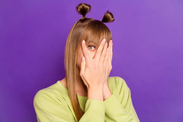 Foto von schockiert schüchterne junge Frau tragen grünen Pullover Arme bedecken Gesicht isoliert violette Farbe Hintergrund — Stockfoto
