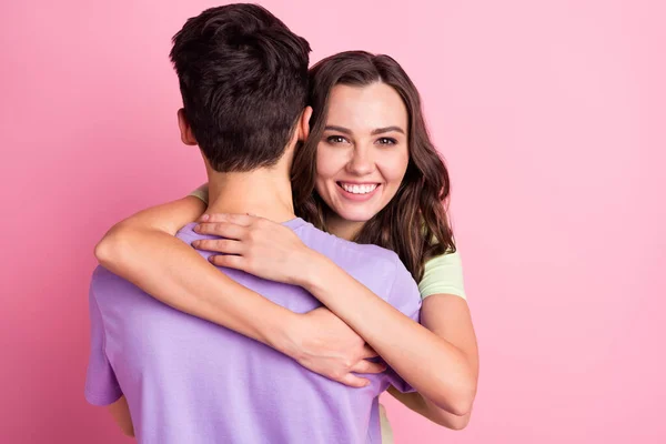Πορτρέτο της ελκυστική προσφορά γλυκό γλυκό χαρούμενο ζευγάρι αγκαλιάζει την αγάπη που απομονώνονται σε ροζ παστέλ χρώμα φόντο — Φωτογραφία Αρχείου