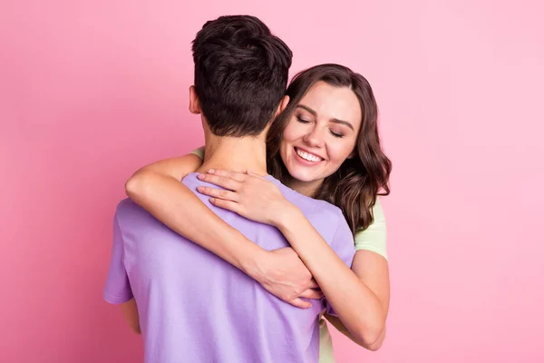Retrato de atractiva pareja alegre amorosa tierna y tierna de ensueño abrazando aislado sobre fondo de color pastel rosa —  Fotos de Stock