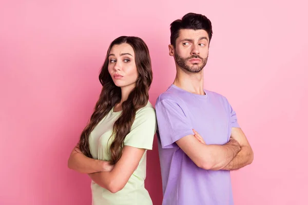Profil vue de côté portrait d'attrayant couple sérieux esprit debout dos à dos bras repliés isolé sur fond rose couleur pastel — Photo