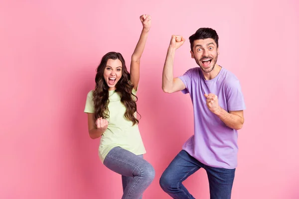 Porträt von attraktiven fröhlichen glücklichen Paar jubelt Spaß isoliert über rosa Pastellfarbe Hintergrund — Stockfoto