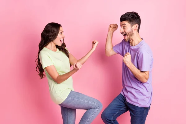 Profil Seitenansicht Porträt von attraktiven fröhlich glückliches Paar jubelt Durchbruch Spaß isoliert über rosa Pastellfarbe Hintergrund — Stockfoto