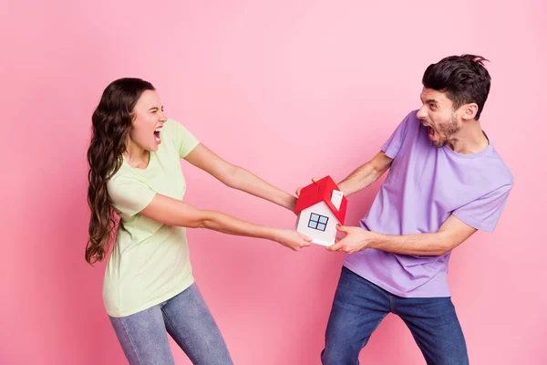 Portrait de couple maléfique en colère dévastée se battant partageant la querelle de la maison divorce isolé sur fond rose couleur pastel — Photo